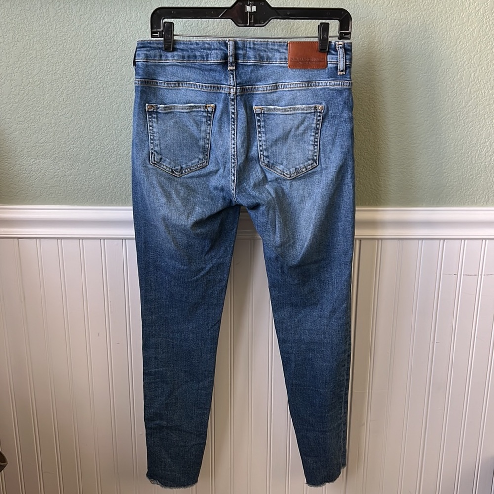 Zara Medium Wash Skinny Jeans Raw Step Hem - Picture 2 of 9